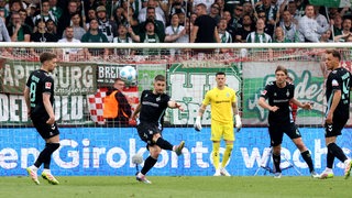 Romano Schmid schlägt gegen Union Berlin den Ball aus dem Strafraum.