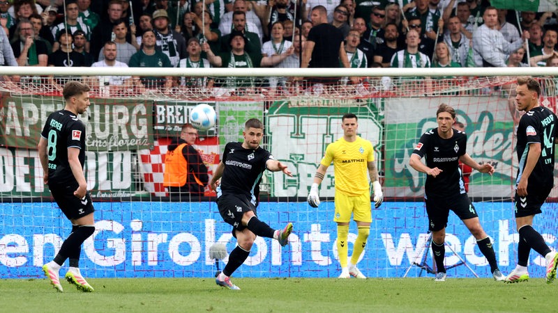 Romano Schmid schlägt gegen Union Berlin den Ball aus dem Strafraum.