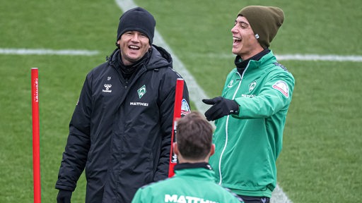 Nelson Valdez flachst auf dem Trainingsplatz gemeinsam mit Julián Malatini und Christian Groß.