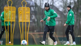 Milos Veljkovic spielt einen Pass im Training.