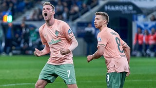 Die Werder-Spieler Marvin Ducksch und Mittchell Weiser bejubeln einen Treffer.