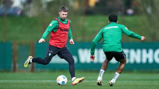 Mitchell Weiser in einem Zweikampf beim Training.