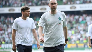 Clemens Fritz und Ole Werner laufen im Weser-Stadion hintereinander.