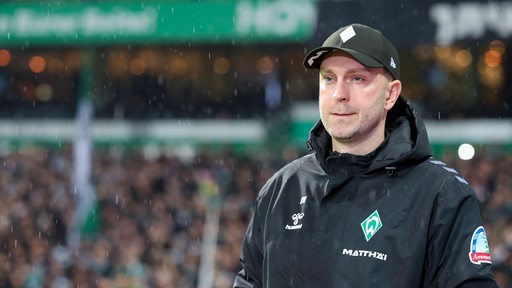 Ole Werner steht im Weser-Stadion am Spielfeldrand. 