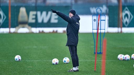 Ole Werner gibt auf dem Trainingsplatz ein Kommando.