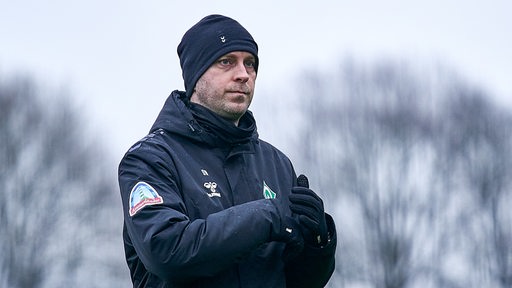 Ole Werner schaut skeptisch auf dem Trainingsplatz. 