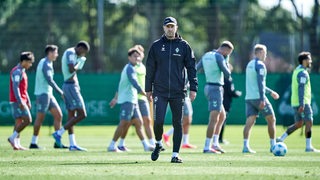 Werder-Trainer Ole Werner läuft über den Trainingsplatz.