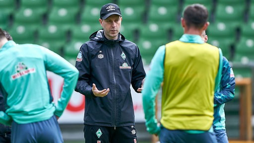 Ole Werner gibt im Training ein Kommando.