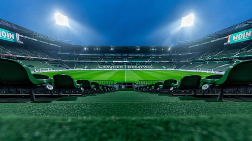 Zu sehen ist das Weser-Stadion unter Flutlicht.