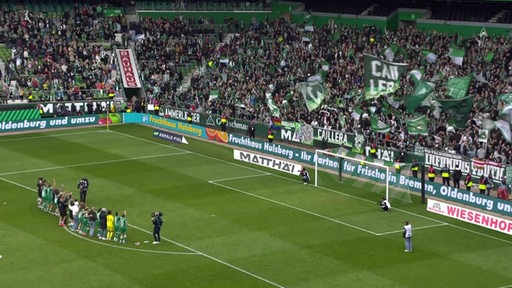 Die Mannschaft der Werder-Frauen vor den Fans im Weserstadion