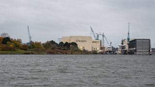 Blick auf die Lürssen-Schiffswerft in Bremen-Vegesack.