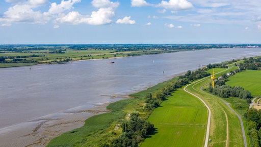 Eine Luftaufnahme der Weser zwischen Brake und Nordenham.