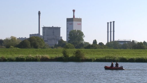 Ein Boot in der Weser und im Hintergrund das Swb Gebäude.