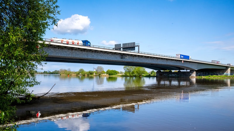 Die Weserbrücke im Verlauf der A1 zwischen den Anschlussstellen Hemelingen und Arsten nahe Bremen. 