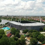 Luftbild des Weserstadions in Bremen im Sonnenlicht.