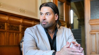 Tim Wiese sitzt im Gerichtssaal des Landgerichts Bremen.