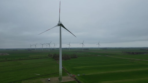 Mehrere Windkrafträder sind aus der Luft zu sehen.