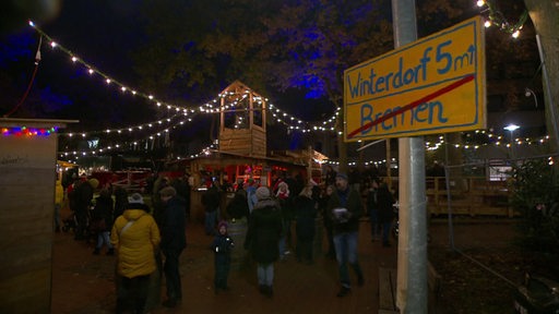 Das stimmungsvoll erleuchtete Winterdorf in Finndorf