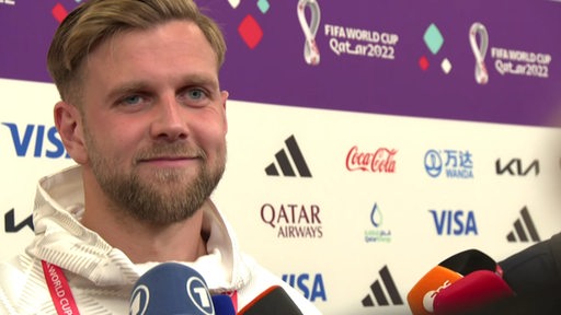 Werder-Stürmer Niclas Füllkrug strahlt beim Interview nach dem WM-Spiel gegen Spanien.