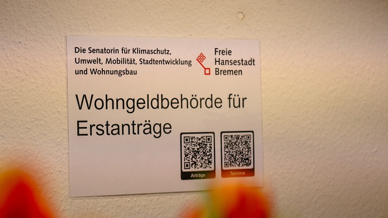 Ein Aushang der Wohngeldstelle mit einem QR-Code