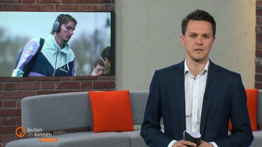 Moderator Yannick Lowin im Sportblitz-Studio. Er berichtet über den Werder Spieler Yannick Lowin.