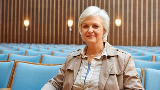 Renate Wolter-Seevers sitzt auf einem Zuschauerplatz im Sendesaal Bremen