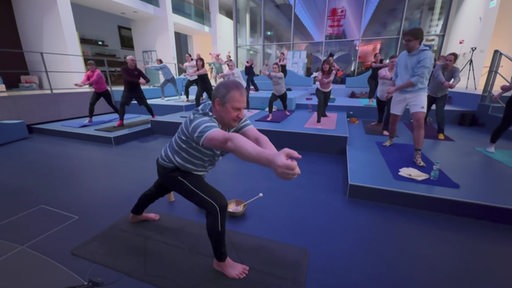 Yogaunterricht im Bremerhavener Schifffahrtsmuseum.