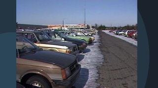 Mehrere Autos auf dem Dodenhof Parkplatz.