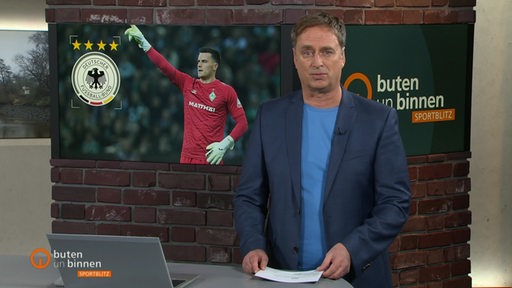 Sportblitz Moderator Stephan Schiffner im Studio von buten un binnen und links auf einen Bildschirm ist Michael Zetterer zu sehen.