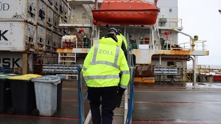 Ein Zollmitarbeiter im Bremerhavener Hafen.