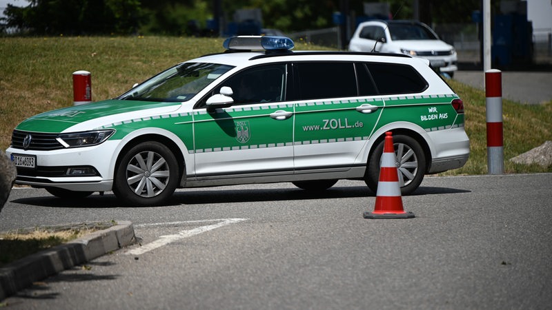 Ein Auto des Zolls steht während einer Kontrolle auf einer Autobahn.