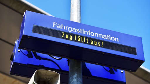 Anzeigetafel an einem Bahnsteig mit der Aufschrift Zug fällt aus 