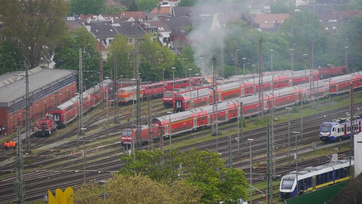 Ein Zug brennt im Bremer Hauptbahnhof.