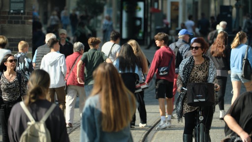 Viele Menschen bewegen sich durch die Bremer Innenstadt.